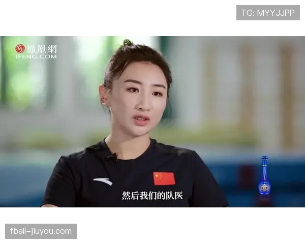 庞伟训练完随手啃馒头的样子，真不像拿过奥运金牌的人